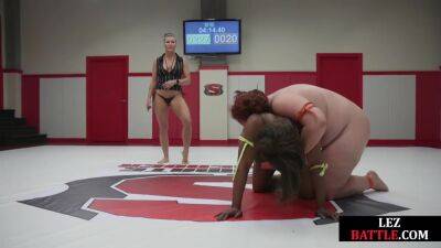 Les wrestler Ebony facesitting chubby loser in arena - hotmovs.com