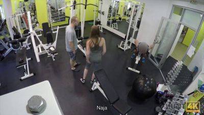 Naiver Fitness-Hase gets naughty and fucks in front of her cuckold hubby in POV - sexu.com - Czech Republic